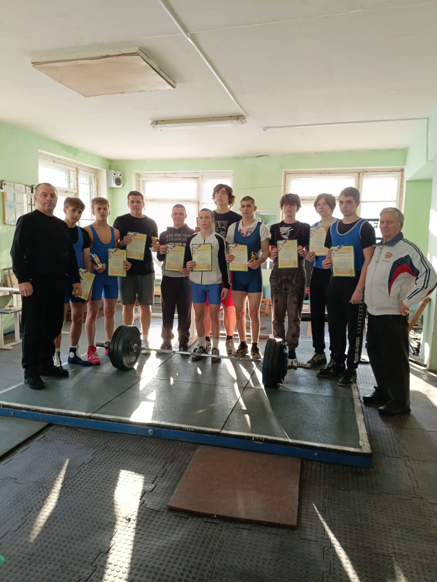 В тренажерном зале Брасовского промышленно- экономического техникума прошёл турнир по тяжелой атлетике «День рекордов»
