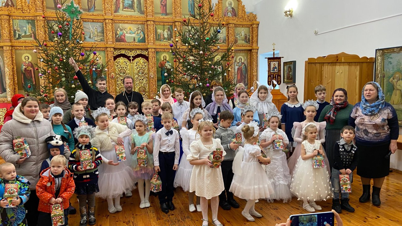 В храме поселка Локоть состоялся Рождественский концерт