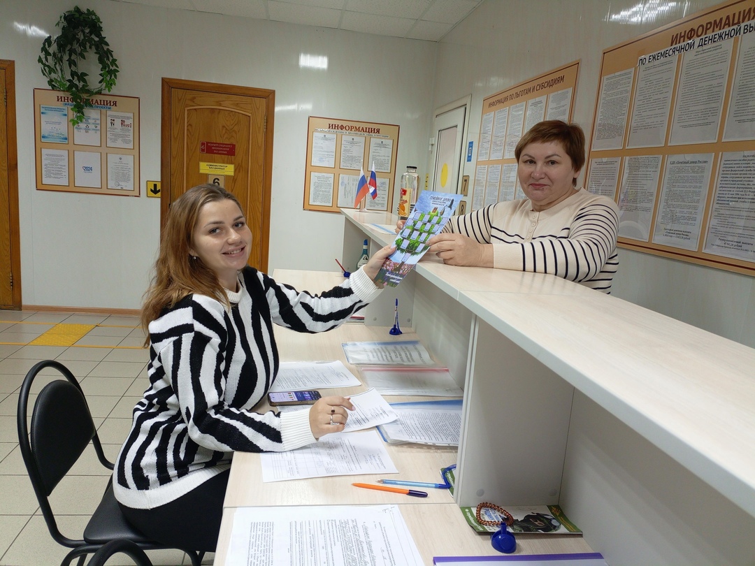 Начальник отдела социальной защиты населения Брасовского района Аделина Гуляева вручила бланк «Семейное древо» молодой маме