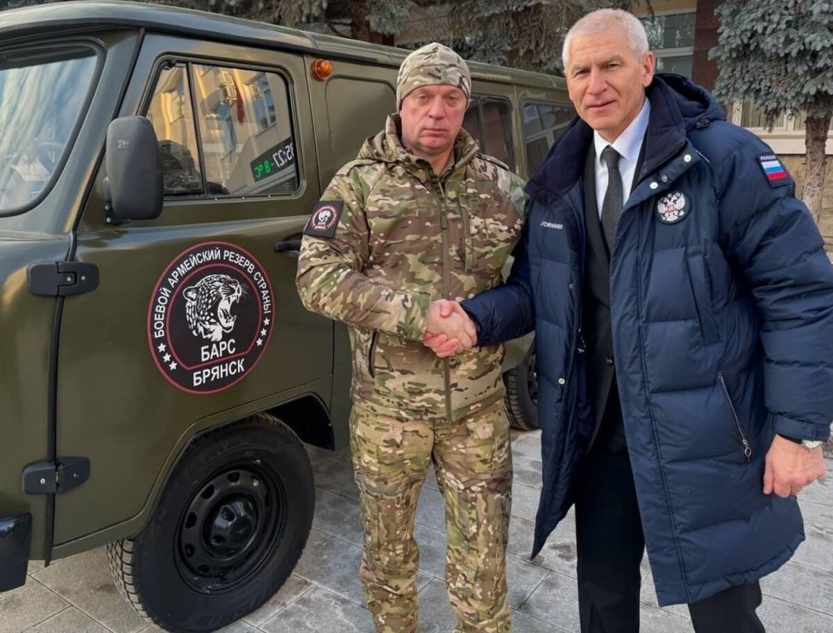 Депутат Госдумы Матыцин подарил бойцам «БАРС-Брянск» новенький автомобиль