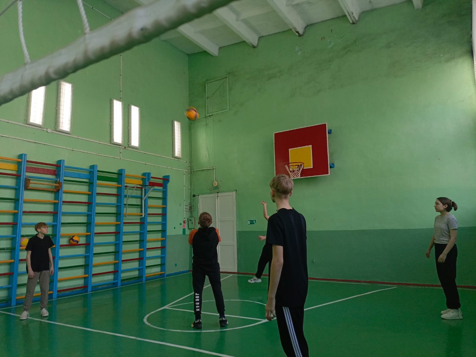 В ЛСОШ №3 прошёл турнир по волейболу среди учеников 7-8 классов