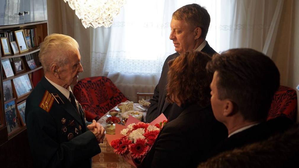 Губернатор вручил медаль «80 лет Победы в Великой Отечественной войне 1941-1945 годов» Борису Шапошникову
