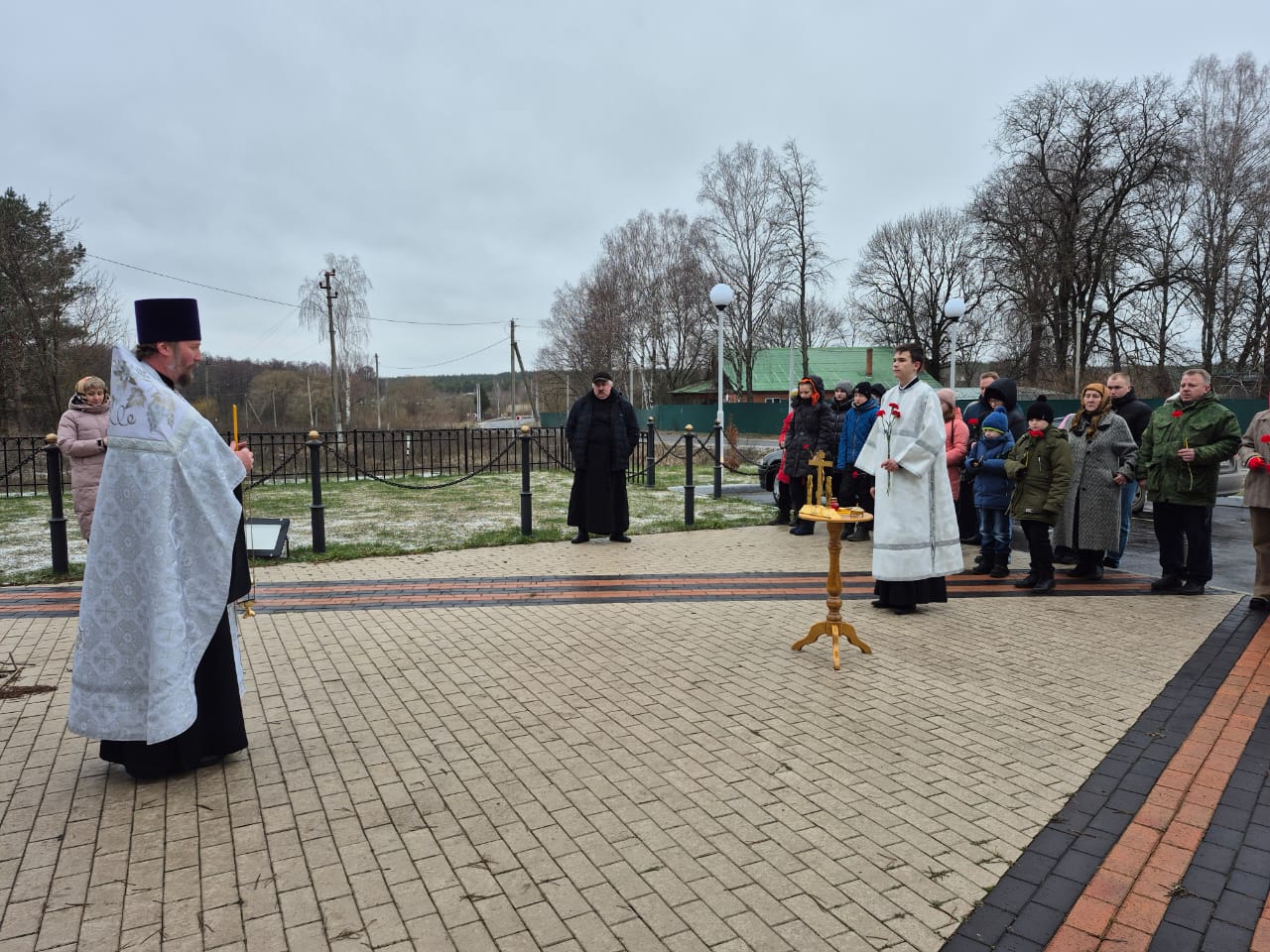 Благочинный Брасовского церковного округа совершил панихиду на Мемориальным комплексе «Ангелы» в селе Холмецкий Хутор