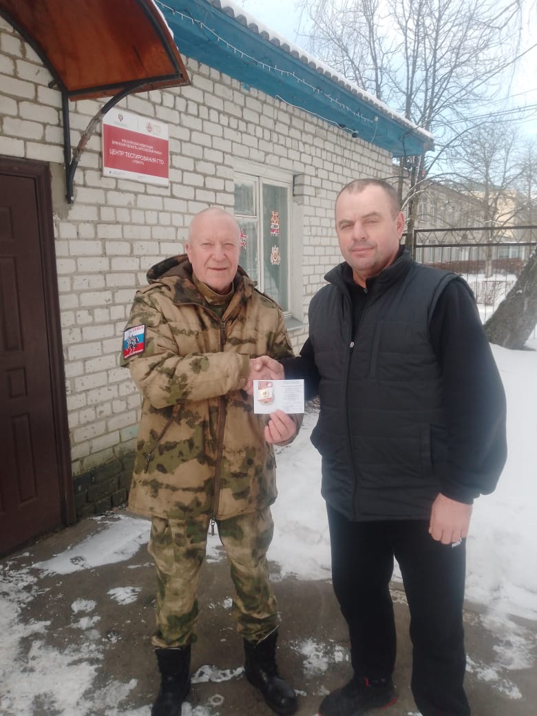Золотой знак отличия ВФСК ГТО вручили ветерану СВО Брасовского района