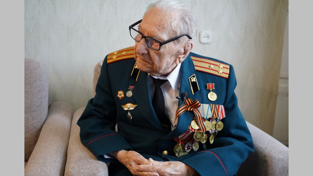 Александр Богомаз вручил памятную медаль 102-летнему участнику ВОВ Владимиру Ильичу Александрову