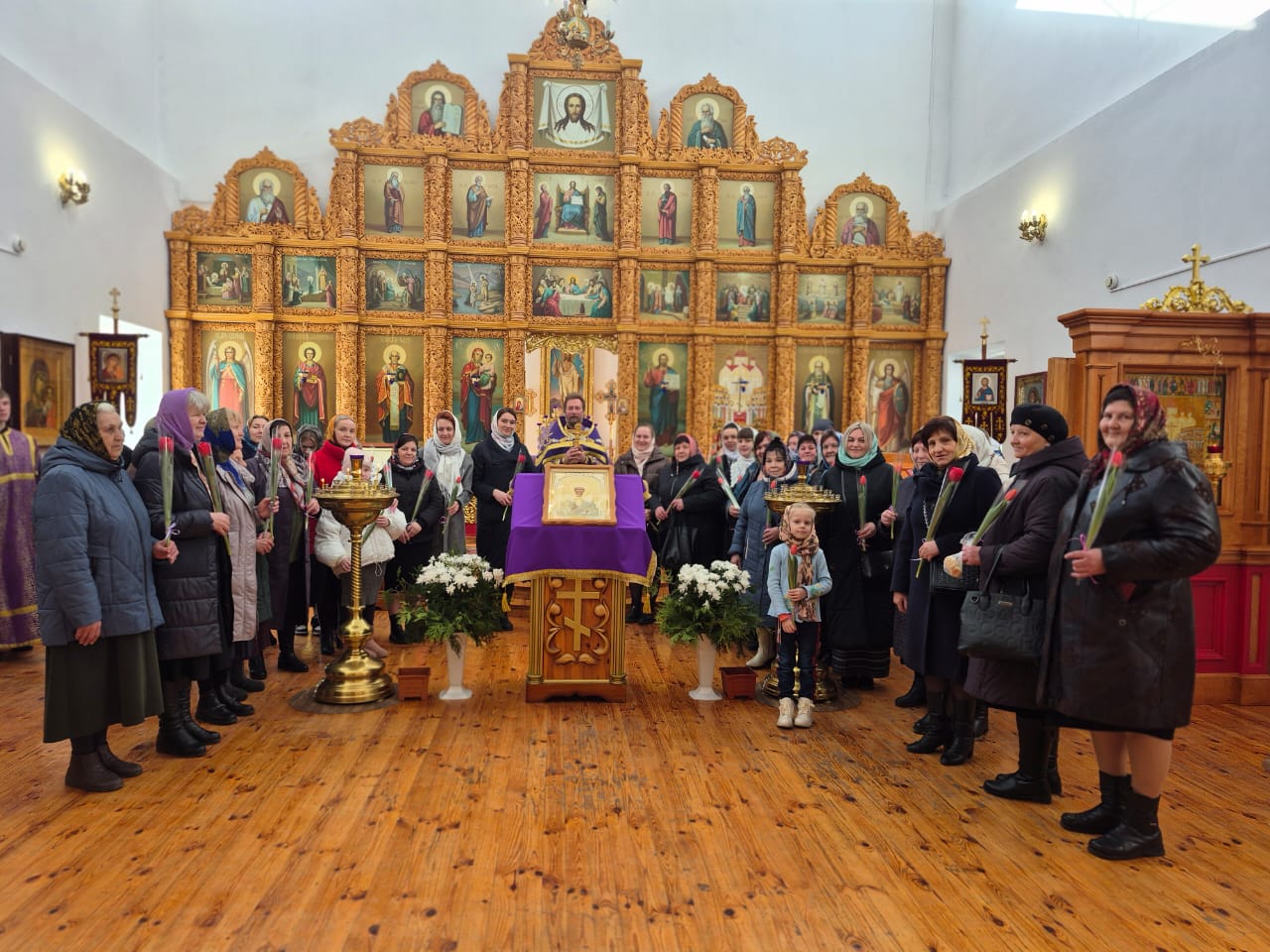 В храме во имя Новомучеников и Исповедников Российских п. Локоть прошло праздничное богослужение по случаю дня памяти  святой блаженной Матроны Московской
