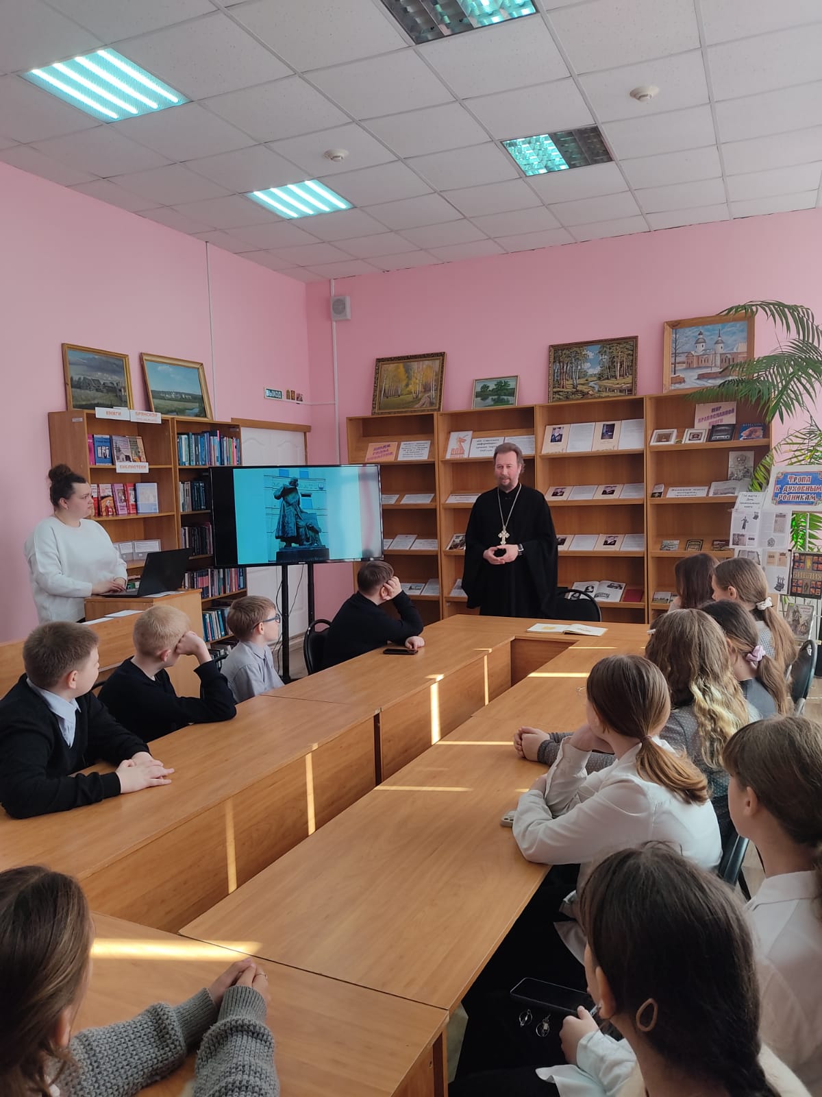 В Межмуниципальной библиотеке имени Н.И. Родичева прошло мероприятие «Православная книга — окно в мир святости»