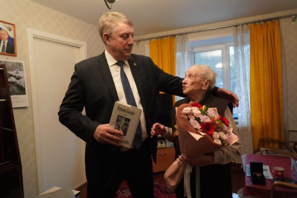 Александр Богомаз вручил юбилейную медаль «80 лет Победы» ветерану Нине Евсеевой