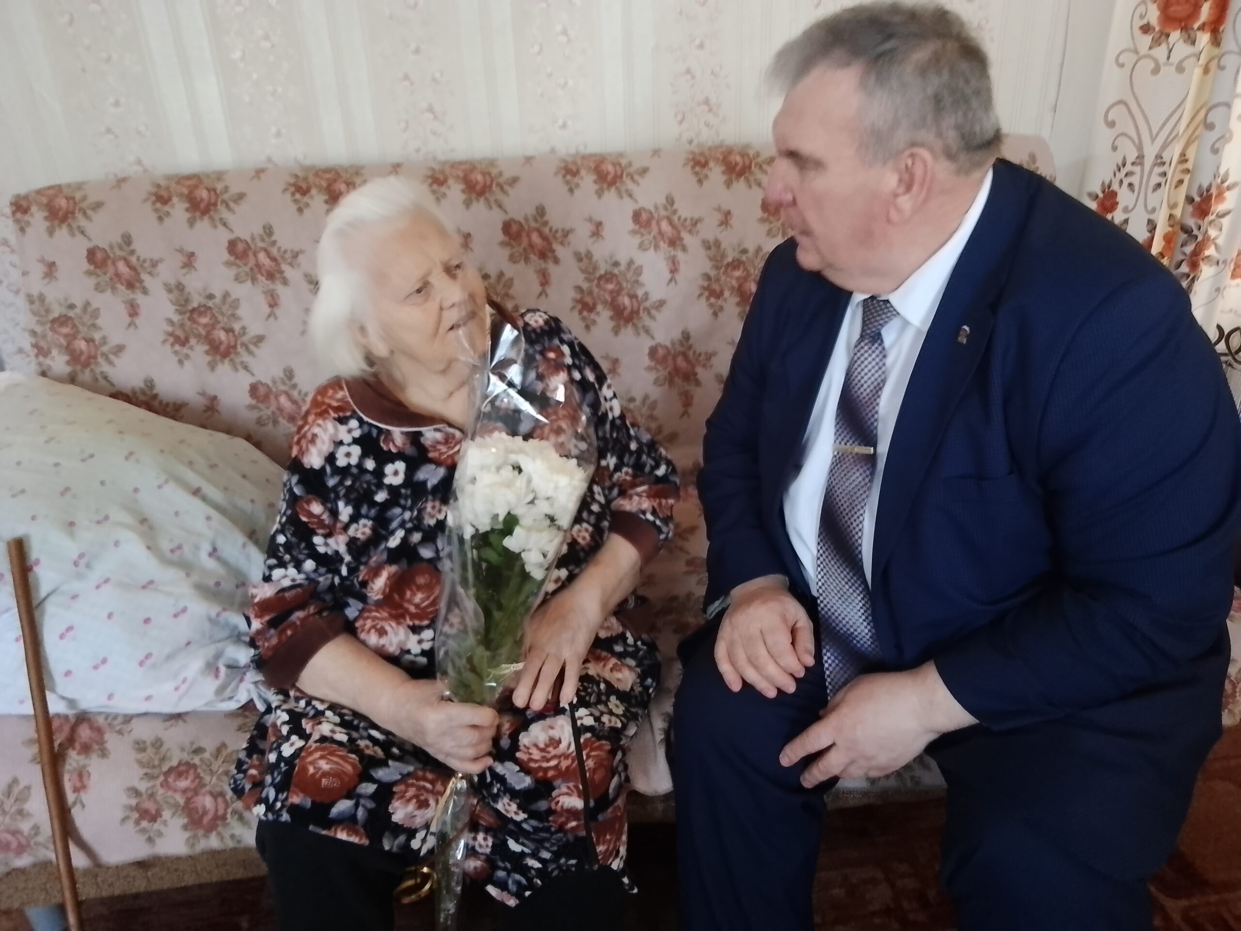 Глава администрации Брасовского района Сергей Лавокин вручил труженикам тыла медали «80 лет Победы в Великой Отечественной войне  1941 – 1945 годов»