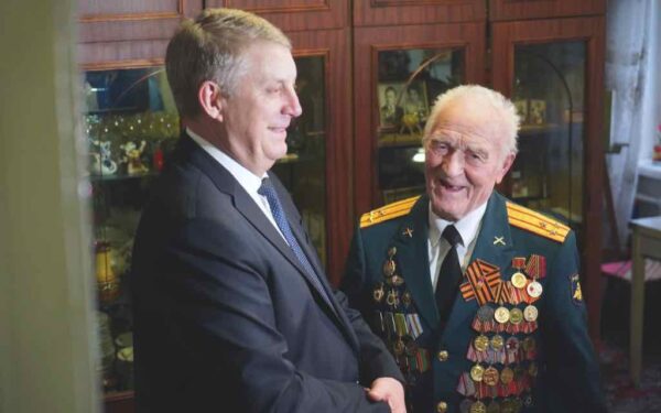 Губернатор Александр Богомаз вручил медаль «80 лет Победы в Великой Отечественной войне 1941–1945 годов» Николаю Степановичу Редикульцеву