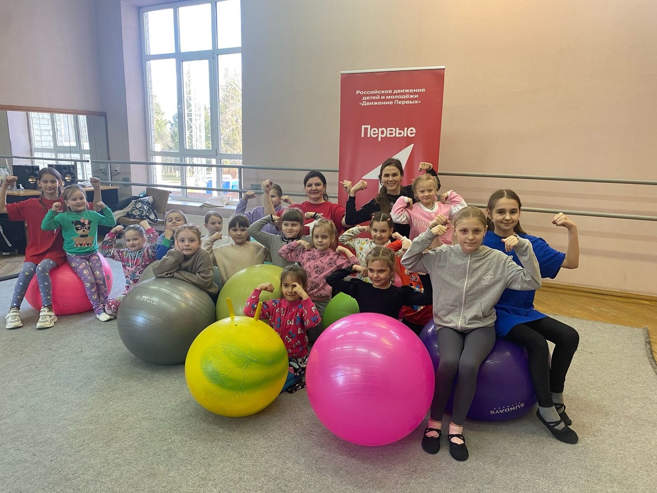 Для младшей группы студии эстрадного мастерства «Артист» провели веселую зарядку «Будь здоров!»