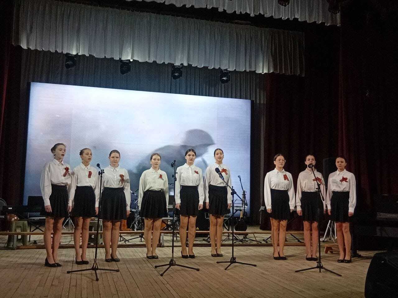 На сцене Большого зала ЛДК имени А. П. Менякина прошел традиционный отчётный концерт Локотской детской школы искусств