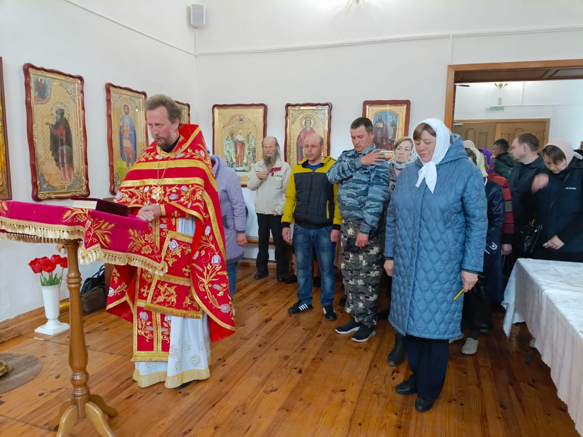 На Радоницу благочинный Брасовского церковного округа совершил заупокойные богослужения