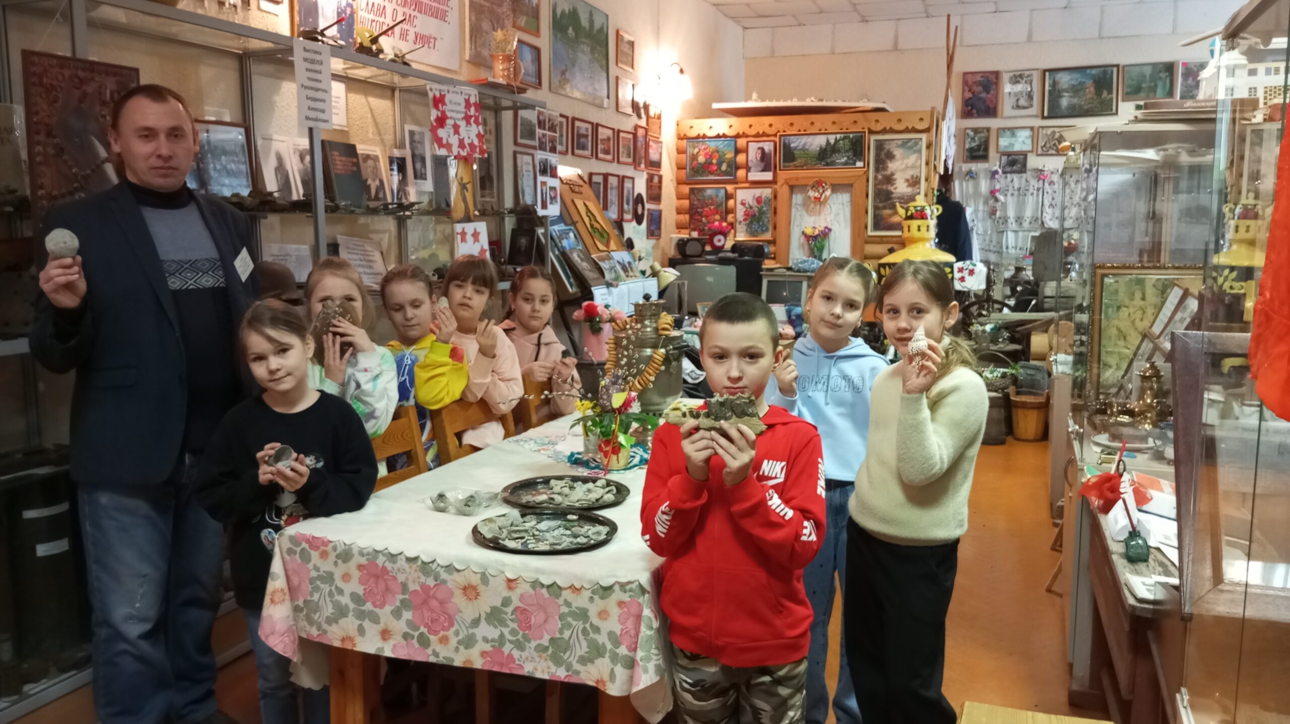 В историко-краеведческом музее Брасовского района для учеников локотских школ заведующий Семен Бобков провел виртуальное путешествие «По следам мамонтов и древних животных»