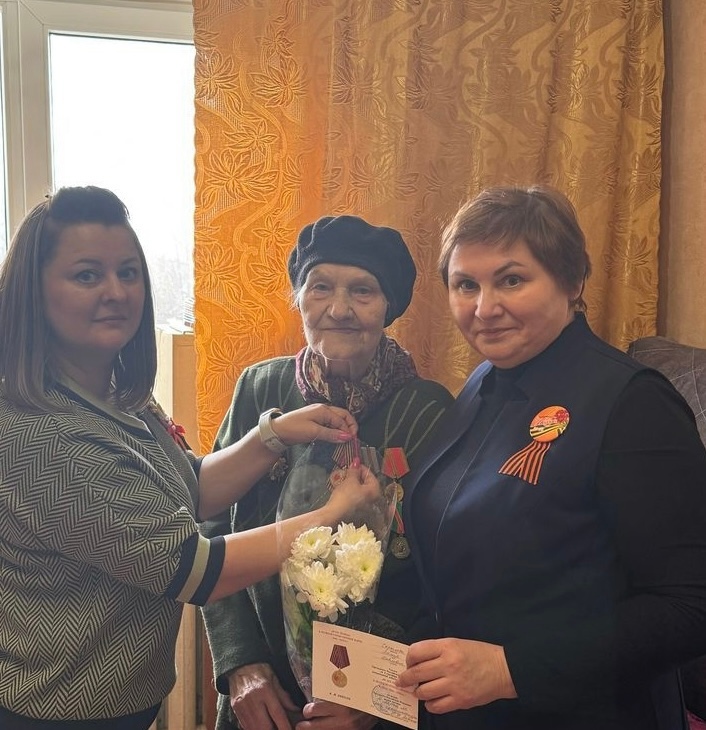 Сотрудники КЦСОН Брасовского района провели акцию о чествовании бывших узников фашистских концлагерей, состоящих на надомном обслуживании