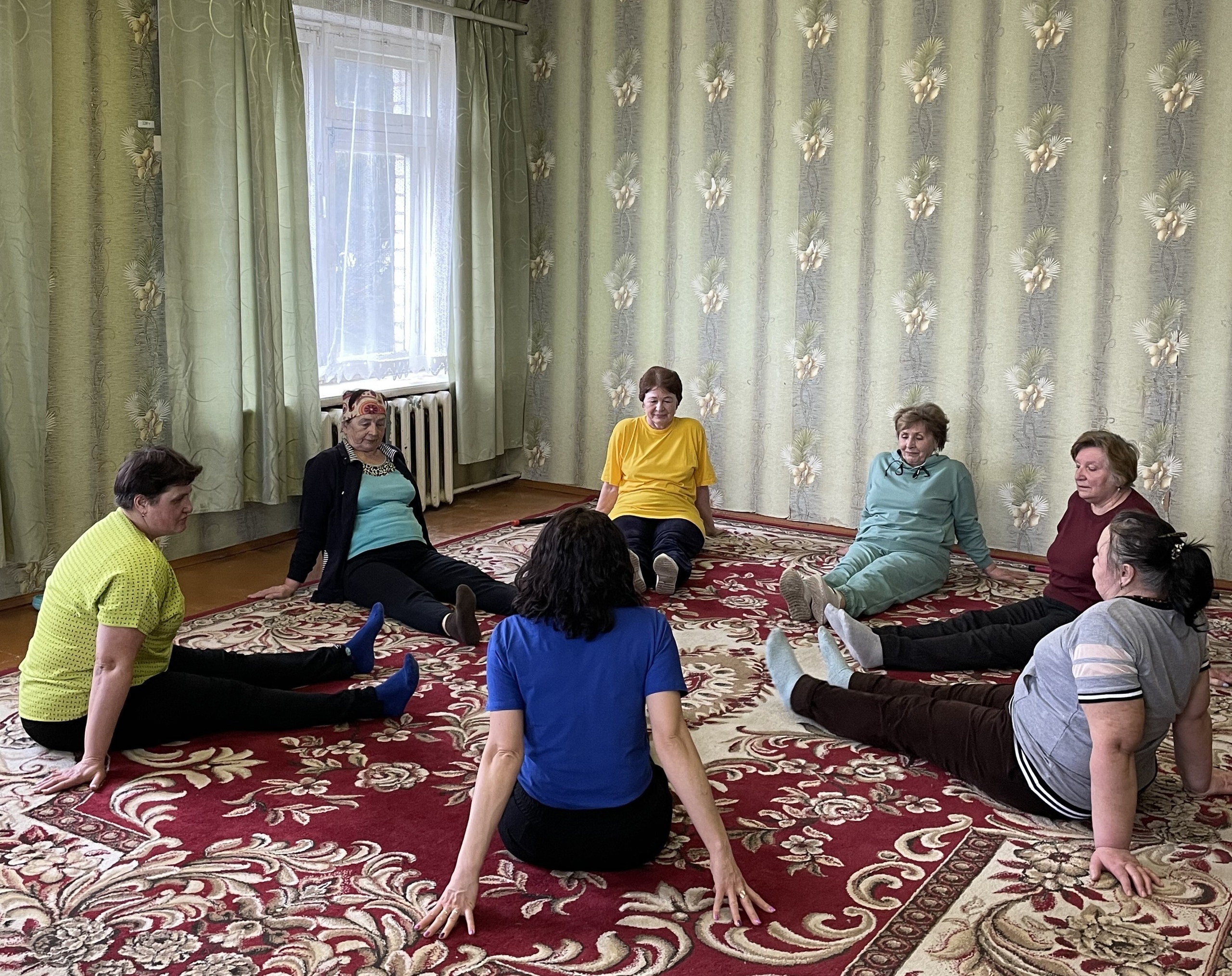 В Комплексном центре социального обслуживания населения Брасовского района люди серебряного возраста занимаются аэробикой