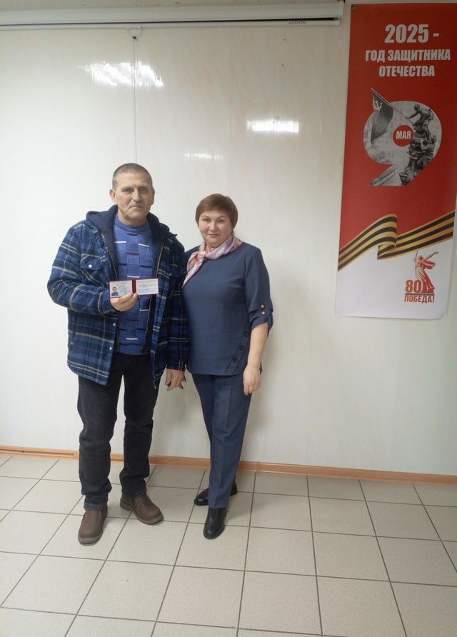 В отделе социальной защиты населения чествовали ветерана труда Брянской области Вячеслава Тикунова