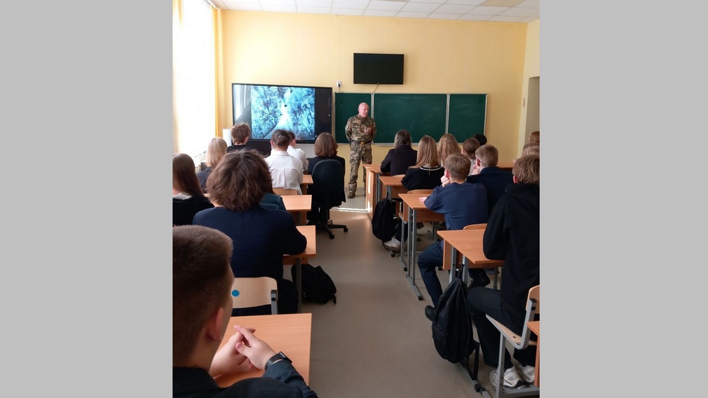 В Брасовском районе школьники встретились с участником специальной военной операции