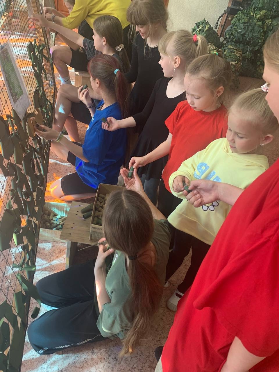 Активисты Первички Движения Первых КДЦ Брасовского района помогают плести маскировочные сети