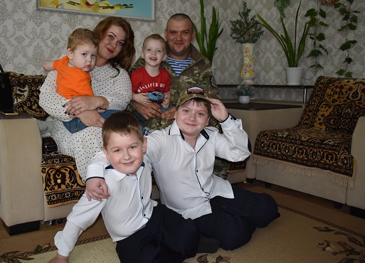 Участник СВО Максим Мельниченко из Клетни День Победы встретил с родной семьей
