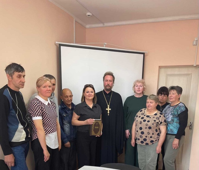 Благочинный Брасовского церковного округа протоиерей Владимир Сафронов встретился с сотрудниками КЦСОН Брасовского района