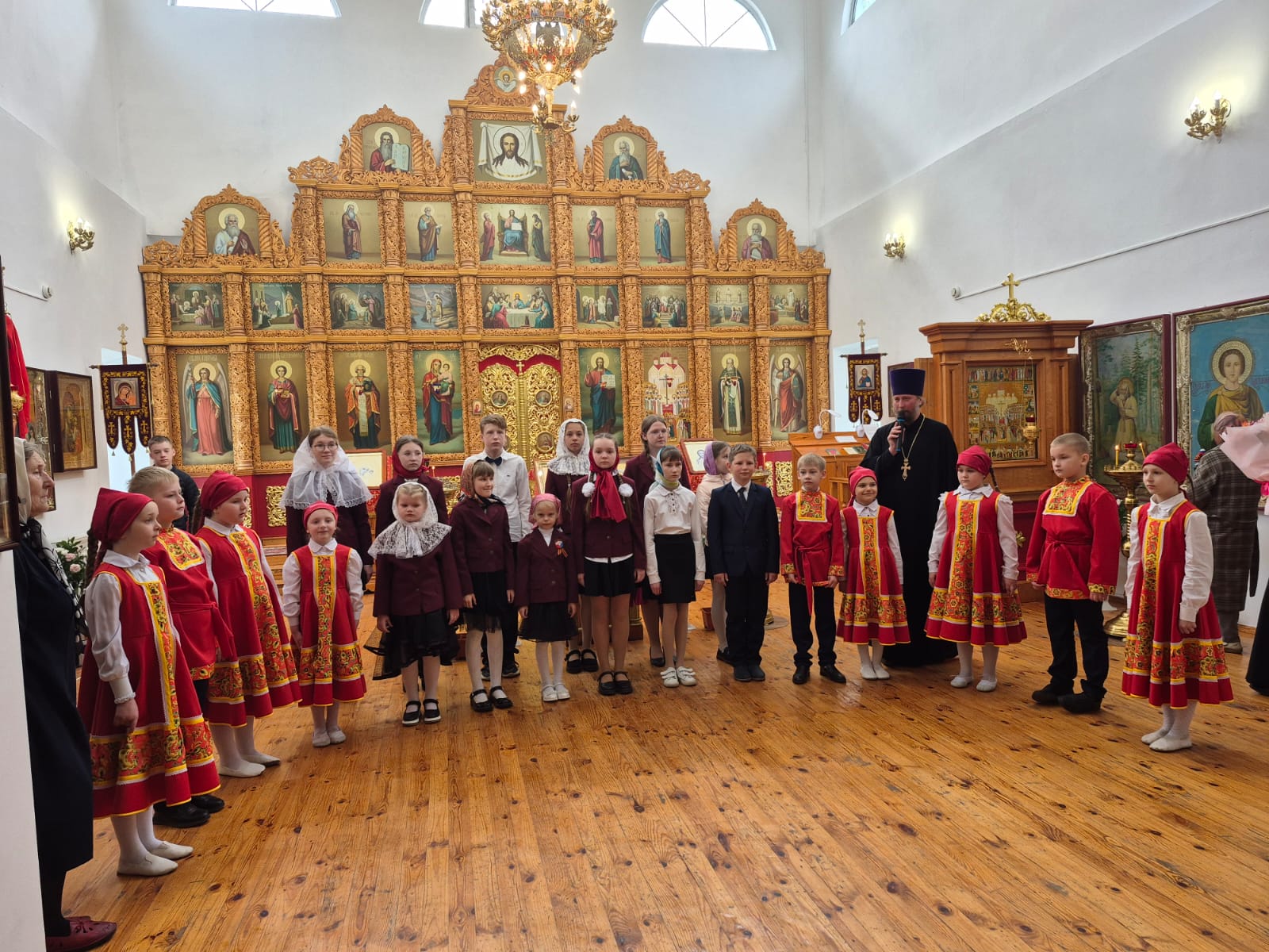 В храме поселка Локоть воспитанники воскресной школы поздравили прихожанок с праздником Жен-мироносиц