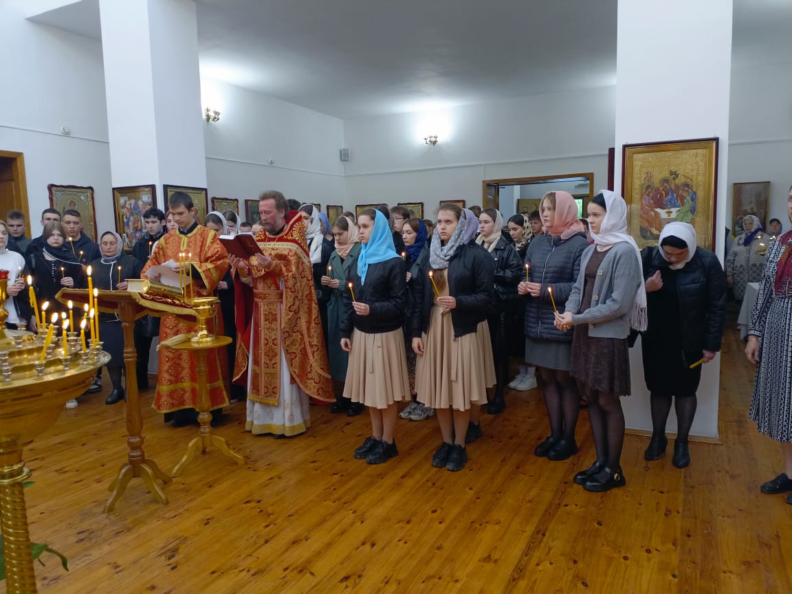 В храме поселка Локоть совершен молебен для выпускников школ