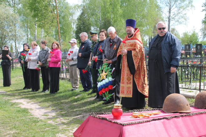 На гражданском кладбище д. Погребы захоронили останки двух неизвестных красноармейцев