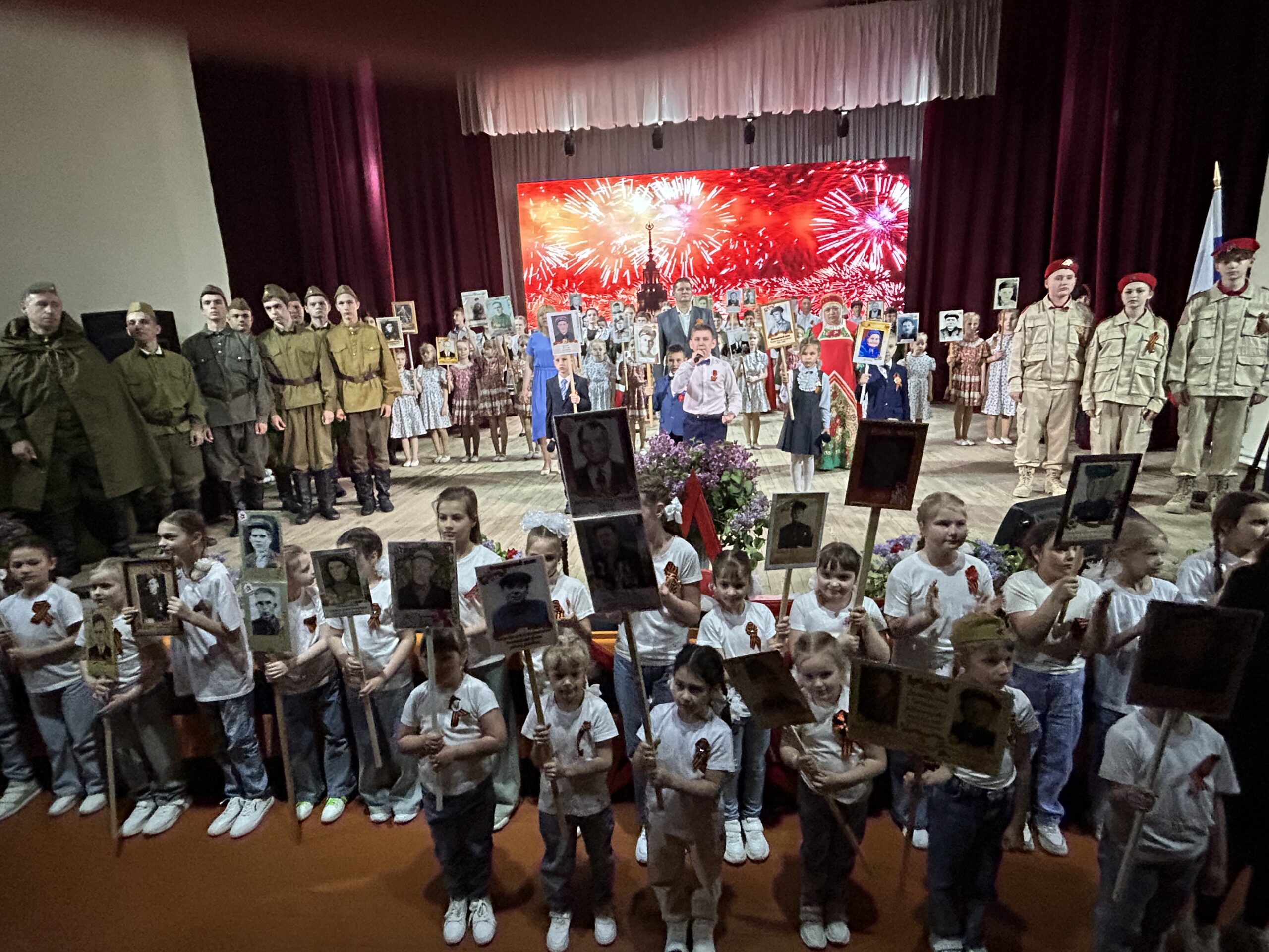 В Локотском доме культуры имени А.П. Менякина в честь 80-летия Великой Победы был дан праздничный концерт