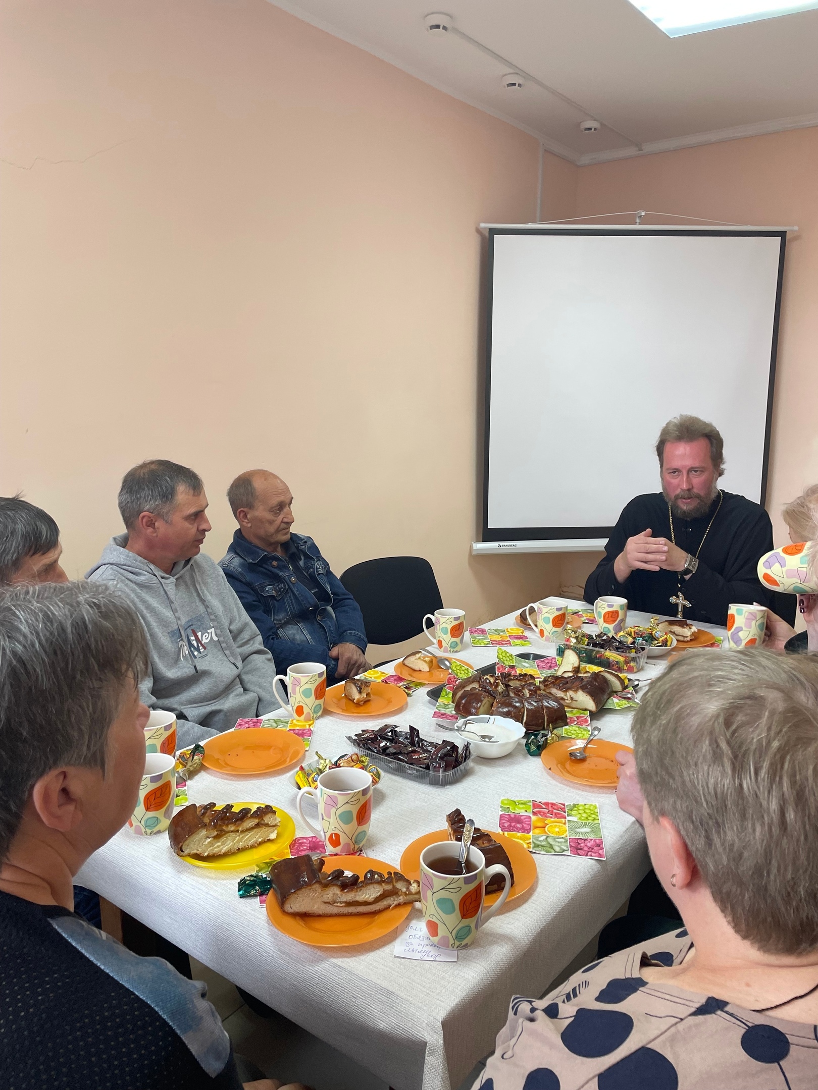 В Комплексном центре социального обслуживания населения Брасовского район в Международный день семьи прошла встреча с благочинным Брасовского церковного округа протоиереем Владимиром Сафроновым