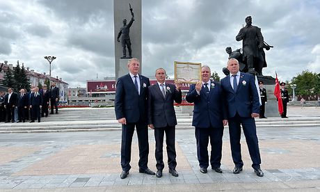Сегодня в Брянске торжественно вручили руководителям нашего района Виктору Хотеенкову и Сергею Лавокину грамоту о присвоении Добрику почетного звания «Село партизанской славы»
