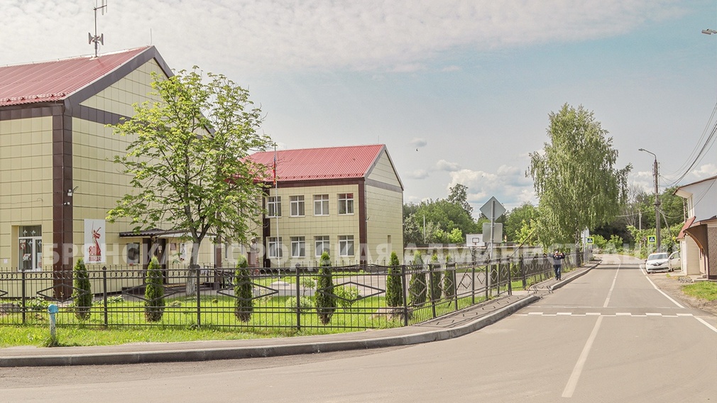 В Брянске на дороге возле школы №34 появился тротуар