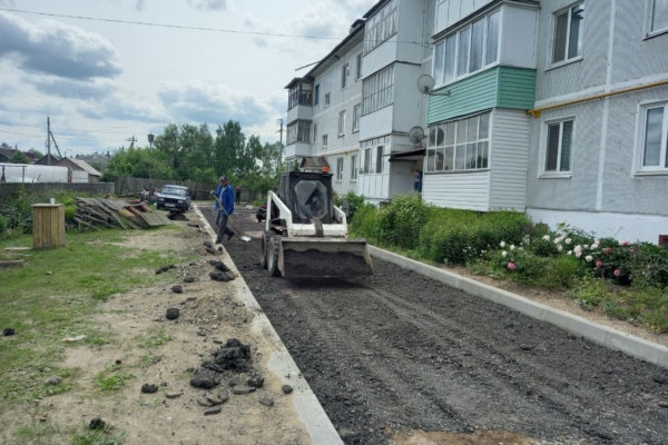 В Клетне ремонтируют дворы