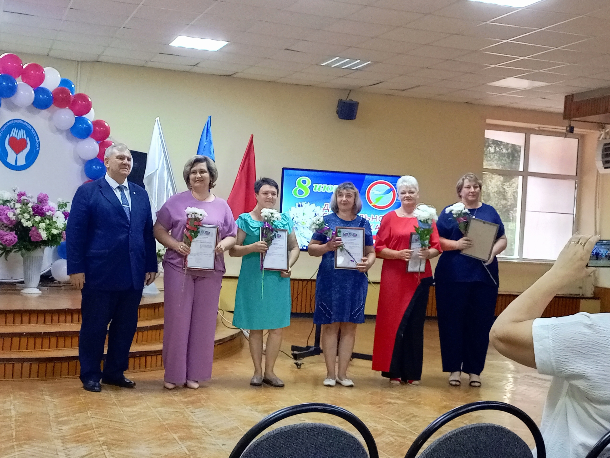В Локотском доме культуры имени А.П. Менякина состоялось торжественное мероприятие, посвященное Дню социального рабтника