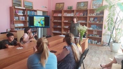 В Межпоселенческой библиотеке имени Н.И. Родичева Брасовского района провели информационно-правовой час «Семья, согретая любовью, всегда надежна и крепка»