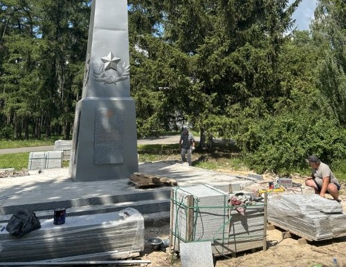 В п. Локоть благоустраивают памятник комсомольцам и подпольщикам