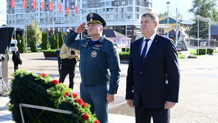 Глава МЧС России Александр Куренков почтил память брянских Героев Великой Отечественной войны