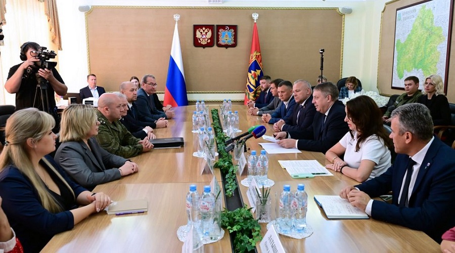 Александр Богомаз встретился с волонтерами и военными медиками
