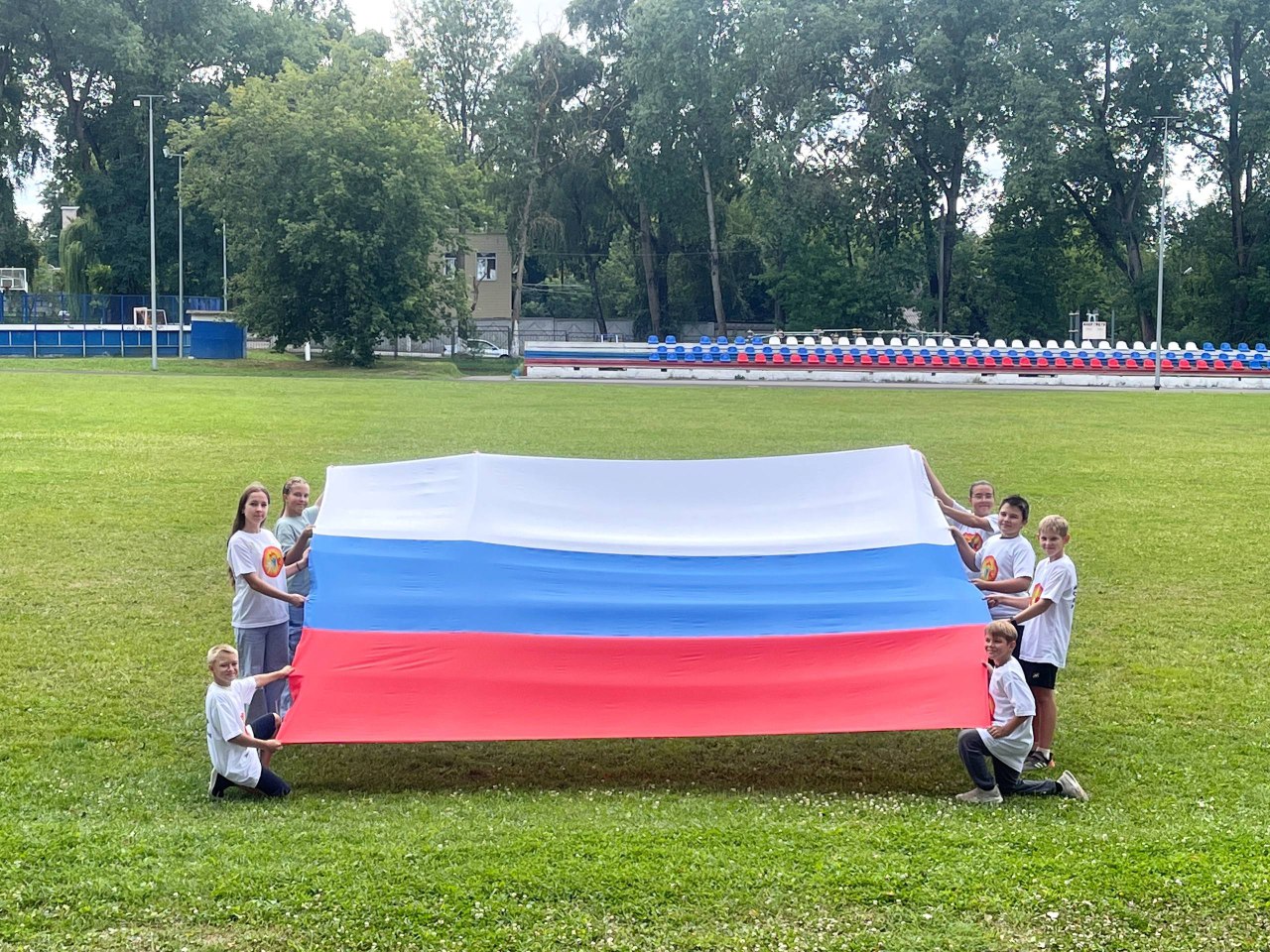 Патриотический флешмоб ко Дню Государственного флага России прошел в Брасовском районе