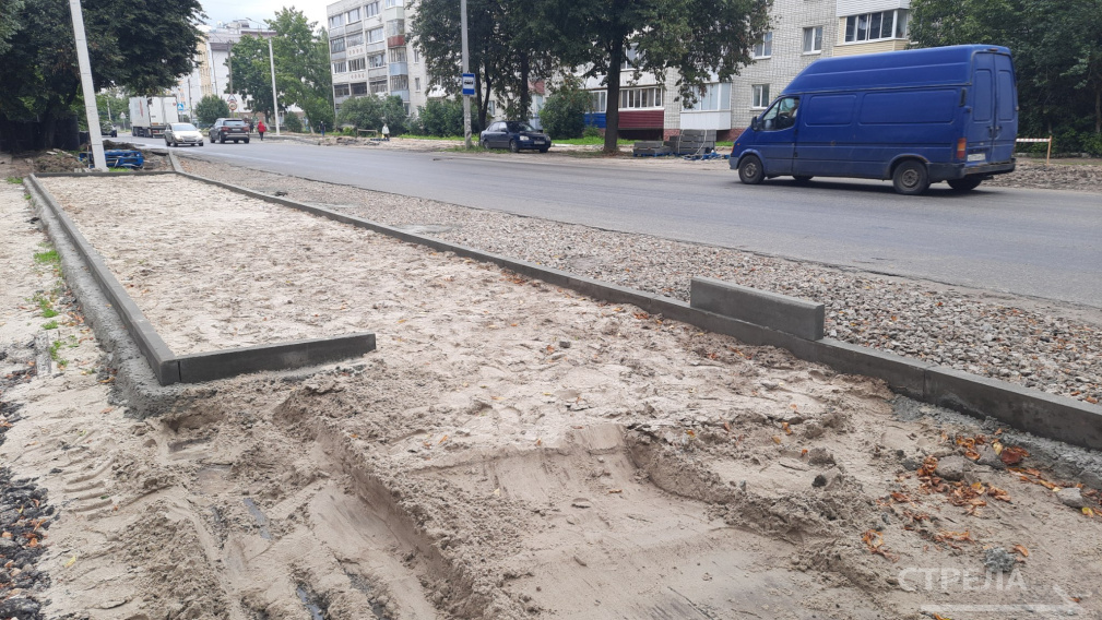 В Брянске на улице Менжинского обустраивают остановочные площадки