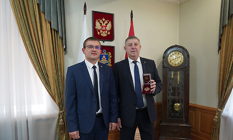 Губернатор Брянской области Александр Богомаз награжден Почетным знаком «От благодарного народа ЛНР»