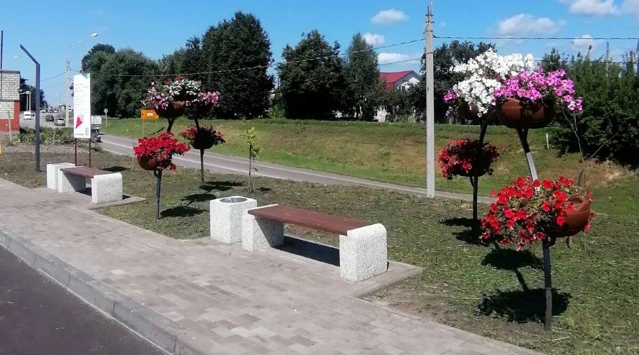 В брянском Глинищево завершилось благоустройство участка площади «Народная»