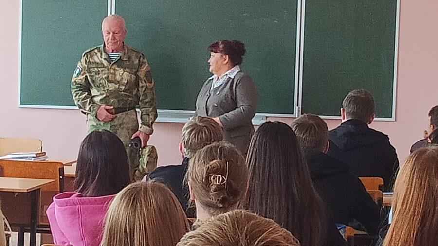 В Брасовском техникуме прошла встреча студентов с участником СВО Владимиром Иванченковым