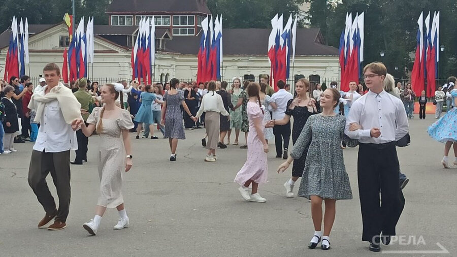 В Брянске у ДК БМЗ прошел арт-парад «Брянский край – немеркнущая слава!»