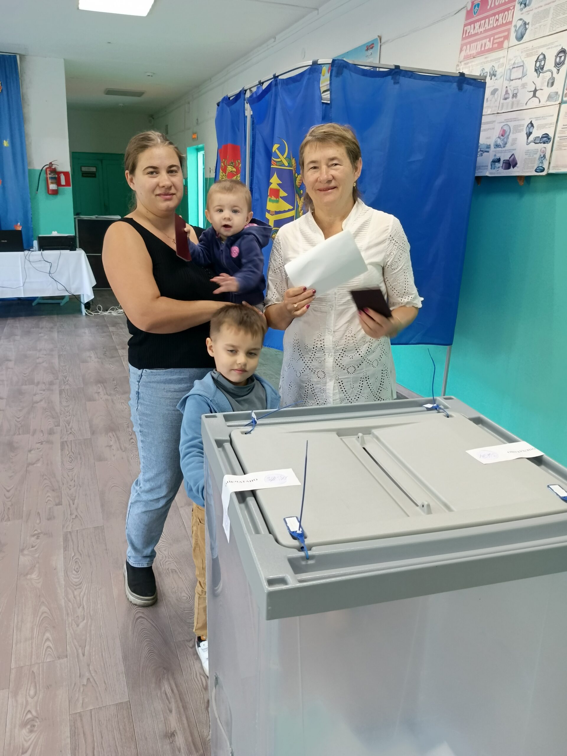 На избирательном участке в селе Брасове голосуют семьями