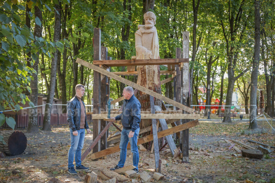 В парке Толстого появилась новая деревянная скульптура