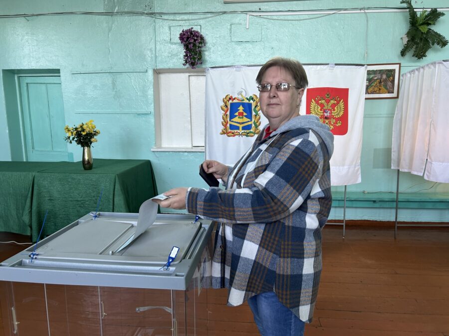 Первой на избирательный участок в п. Локоть пришла Татьяна Казакова