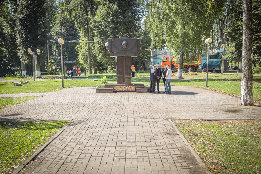 В Брянске ремонт памятника жертвам фашизма завершили раньше срока