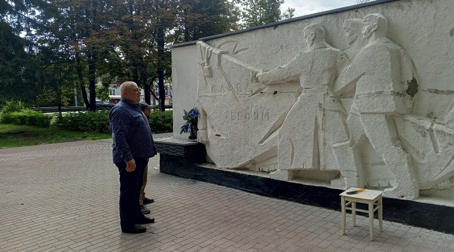 В сквере Металлургов в Брянске обновляют барельеф