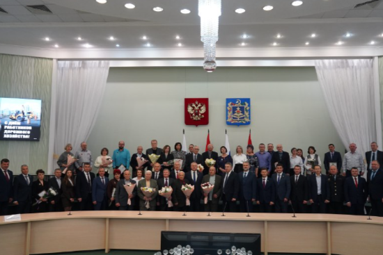 Губернатор Александр Богомаз поздравил сотрудников и ветеранов дорожной отрасли